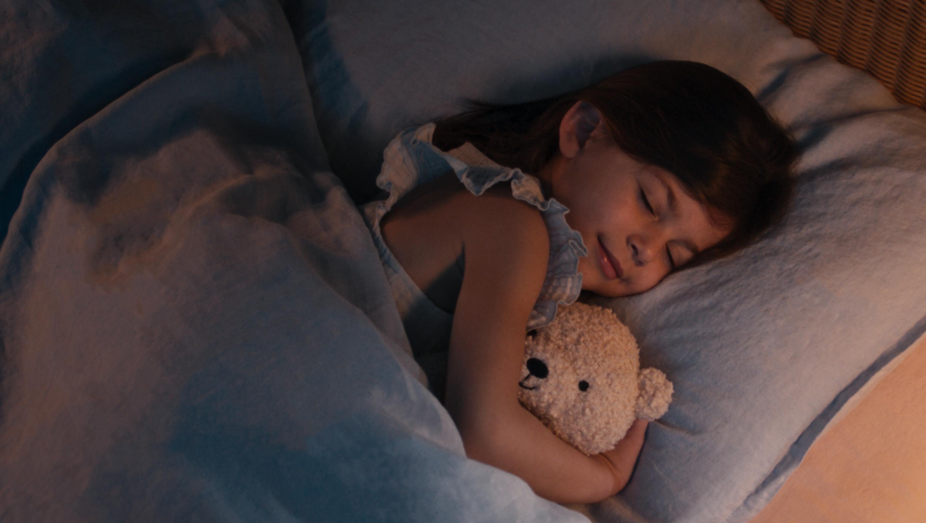 AD_EXOMEGA_EMOLLIENT_CREAM_BOY AND MOTHER BED6_LIFESTYLE_200ML_2022